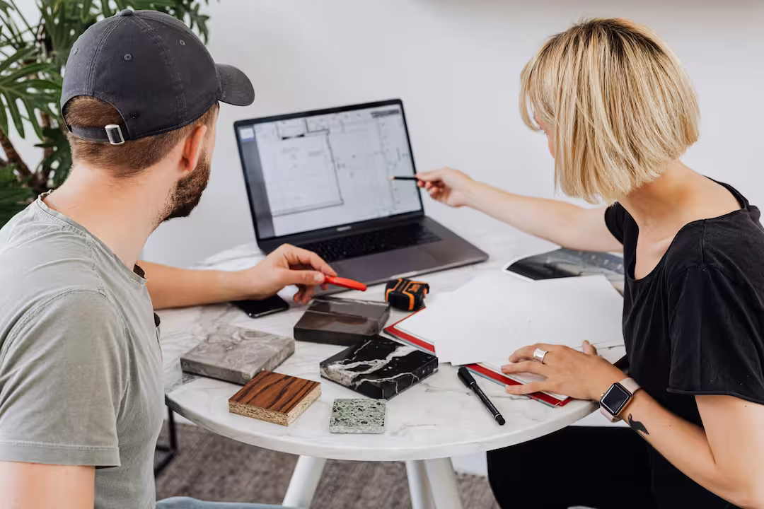 Cliente e profissional conversando sobre o site